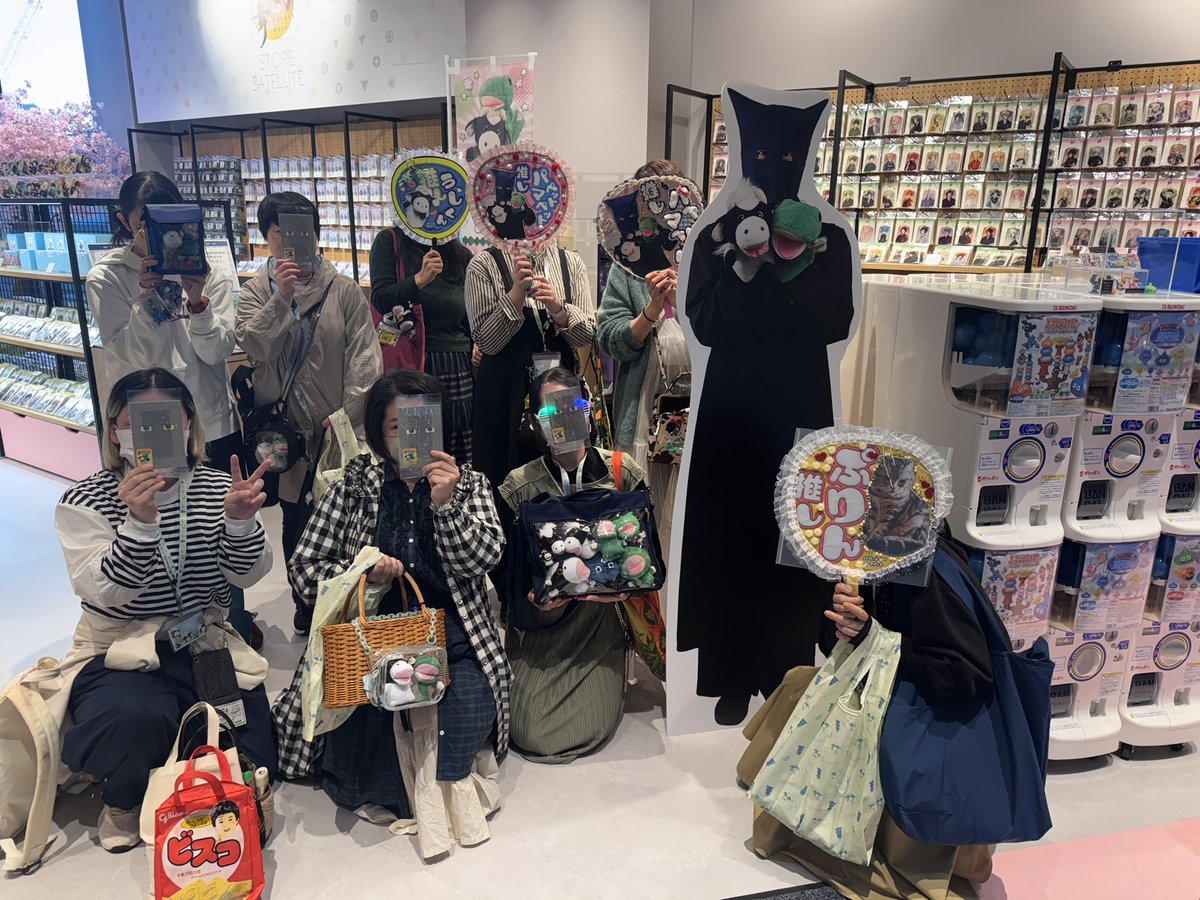 五月雨式投稿すみません🙏
渋谷PUS初日でいただいたげみやげ品の数々🍪
皆さまあたたかい！
大感激ありがとうございます！

予想していなくて私は何も用意せず😢
いただくばかりで申し訳なかったです🙇🏻‍♀️

本当はもっとたくさんでしたが、当日夜に空腹で……ほんとすみません（小声）🫠

#パペストア