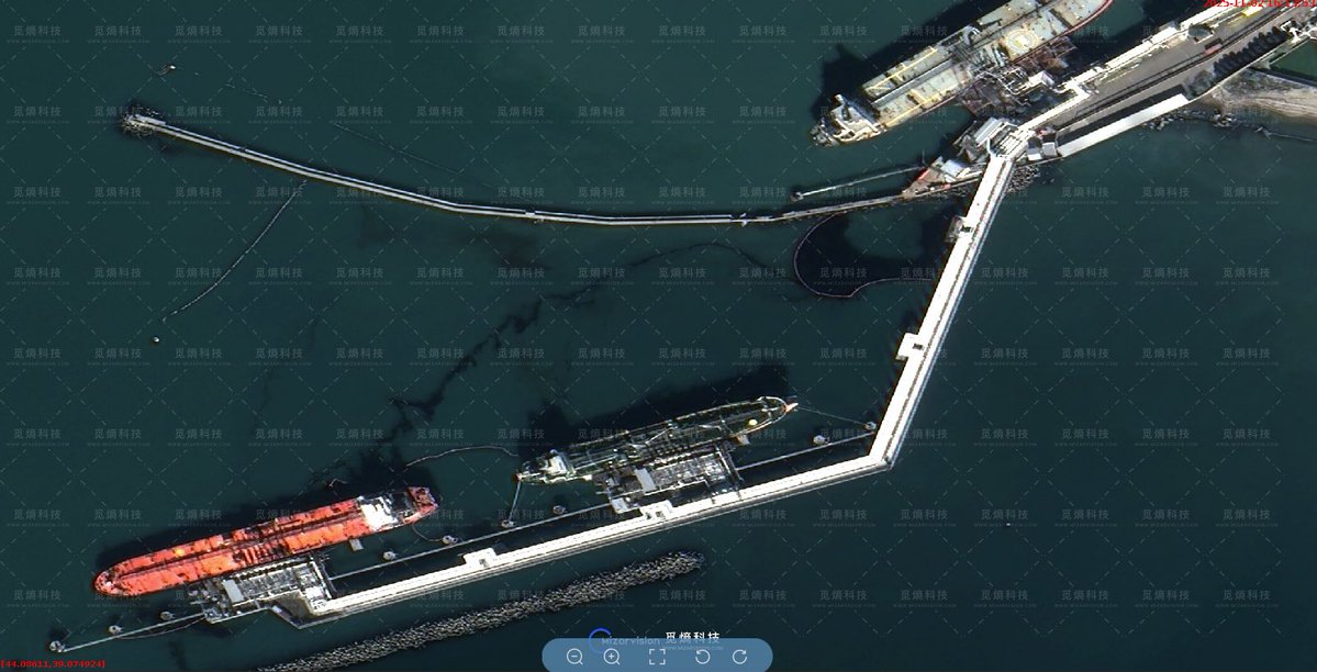 lobsterlarryliu's tweet image. HD satellite captures footage of oil tanker being attacked and crude oil leaking at Tuapsey Energy Port. Via Mizarvision #OSINT