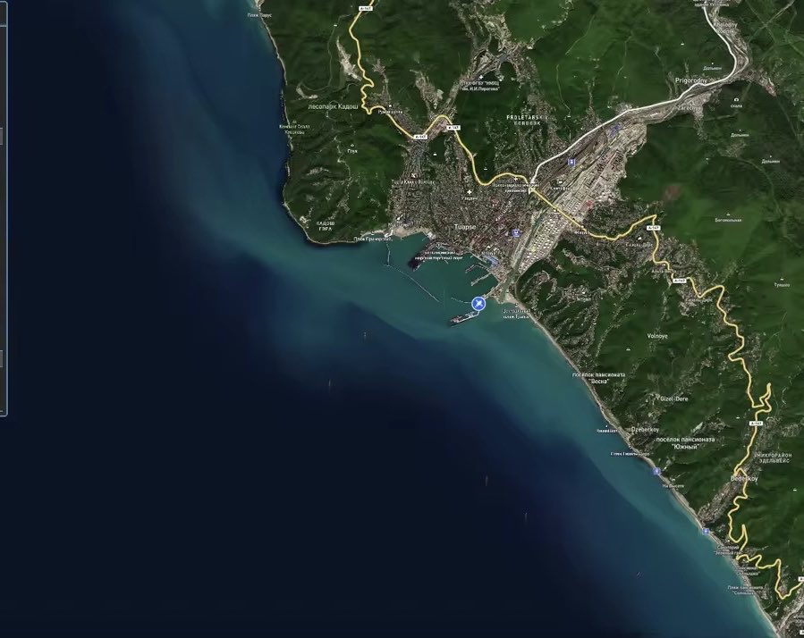 lobsterlarryliu's tweet image. HD satellite captures footage of oil tanker being attacked and crude oil leaking at Tuapsey Energy Port. Via Mizarvision #OSINT