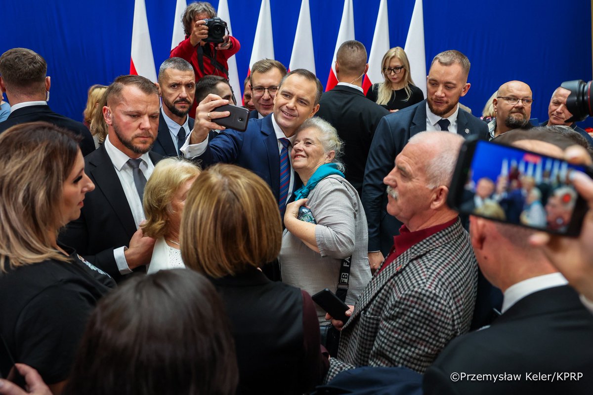 Seniorzy przez całe życie ciężko pracowali i odprowadzali podatki. Teraz oczekują od państwa, aby rząd i Prezydent traktowali ich z należnym szacunkiem i powagą.

Projekt ustawy „Godna emerytura” ma sprawić, by Prezydent RP był głosem emerytek i emerytów – zwłaszcza tych, którzy