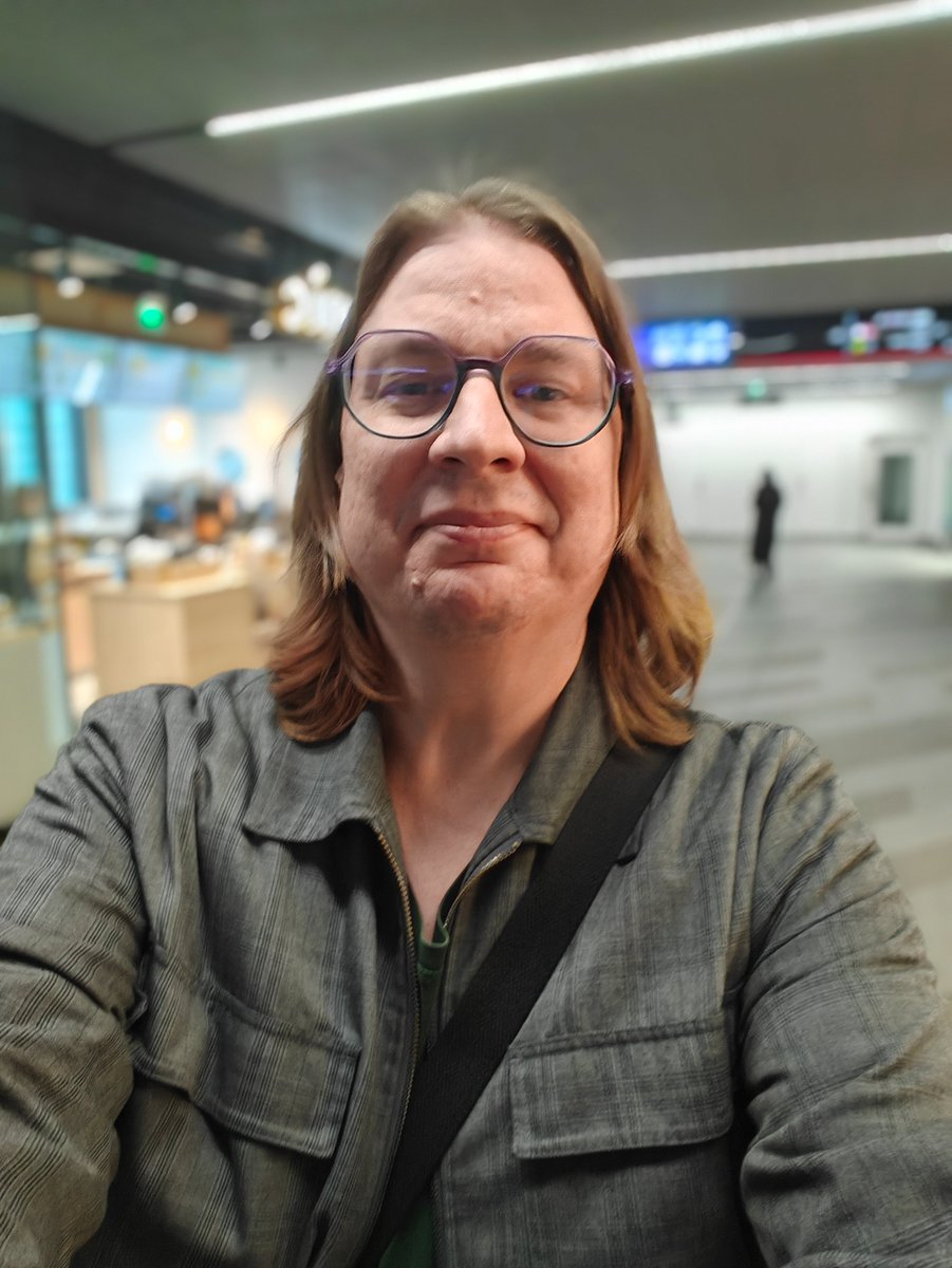 Unohdin aamulla Pasilassa junassa olkalaukun penkille. Lompakko, kodin, työpaikan avaimet ja muu elämä oli siinä. Joku ihana ihminen huusi perään ja sain laukkuni ennenkuin poistuin junasta. Miljoona kertaa kiitos ❤️❤️❤️

Pidetään huolta toisistamme.