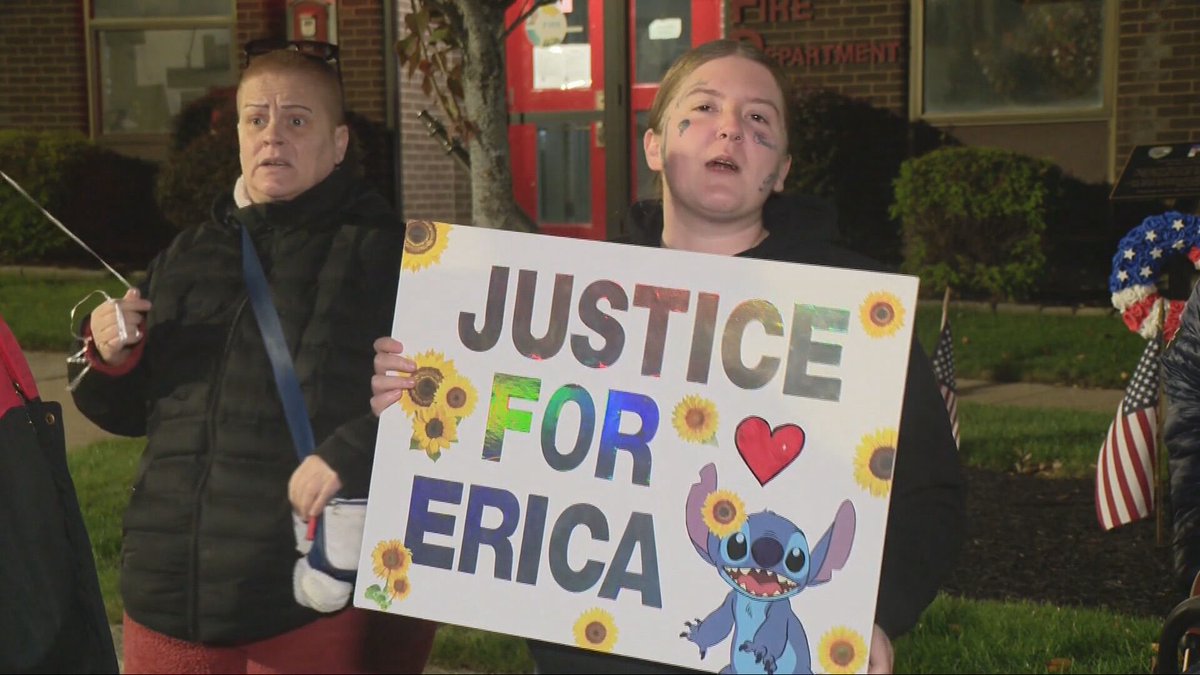 Family and friends are calling for justice for a Central Falls woman found dead in Pawtucket. <a href="/AButtacavoliTV/">Abbey Buttacavoli</a> is live on <a href="/NBC10/">NBC 10 WJAR</a> Sunrise with what happened at the vigil 

turnto10.com/news/local/vig…