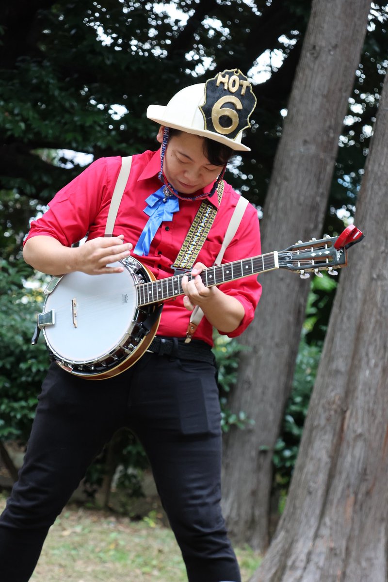 shunclm's tweet photo. 昨日の昼は王子飛鳥山芸術祭でHotSpring6(@Spring6hot)の演奏聴いてきました。
旧渋沢庭園の古墳前からスタート。
#王子飛鳥山芸術祭 #HotSpring6 https://t.co/IwqPQRxQqS
