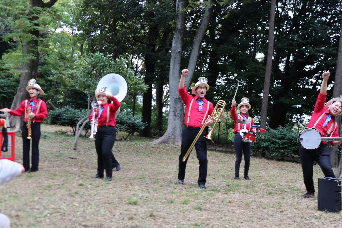 shunclm's tweet photo. 昨日の昼は王子飛鳥山芸術祭でHotSpring6(@Spring6hot)の演奏聴いてきました。
旧渋沢庭園の古墳前からスタート。
#王子飛鳥山芸術祭 #HotSpring6 https://t.co/IwqPQRxQqS