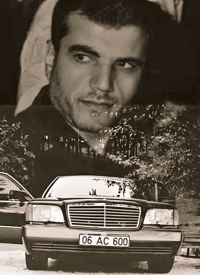 O kavgalarda hep yalnızdı
Nice oyunları o geldi bozdu
Dünyanın düzenine restini çekti
Kaçaktı ve kuralsızdı…

#Abdullahcatlı