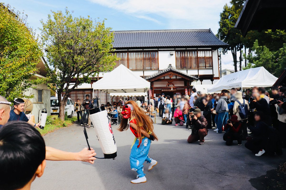 essa_sadooni's tweet image. 海野宿開宿400周年を記念して行われたふれあい祭り。#白鳥神社 で鬼太鼓を奉納しました。佐渡金山の金塊つかみチャレンジは大行列！
メス鬼「白鳥神社で御朱印もらい忘れた…」と帰ってから気づきました…また来ます！
#海野宿ふれあい祭り #海野宿ふれあいセンター #ときの譜