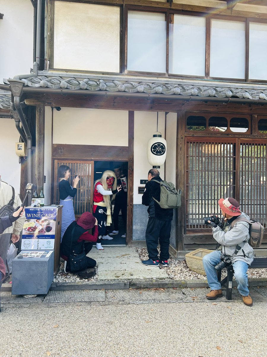 essa_sadooni's tweet image. 海野宿開宿400周年を記念して行われたふれあい祭り。#白鳥神社 で鬼太鼓を奉納しました。佐渡金山の金塊つかみチャレンジは大行列！
メス鬼「白鳥神社で御朱印もらい忘れた…」と帰ってから気づきました…また来ます！
#海野宿ふれあい祭り #海野宿ふれあいセンター #ときの譜