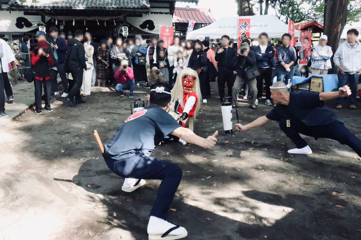 essa_sadooni's tweet image. 海野宿開宿400周年を記念して行われたふれあい祭り。#白鳥神社 で鬼太鼓を奉納しました。佐渡金山の金塊つかみチャレンジは大行列！
メス鬼「白鳥神社で御朱印もらい忘れた…」と帰ってから気づきました…また来ます！
#海野宿ふれあい祭り #海野宿ふれあいセンター #ときの譜