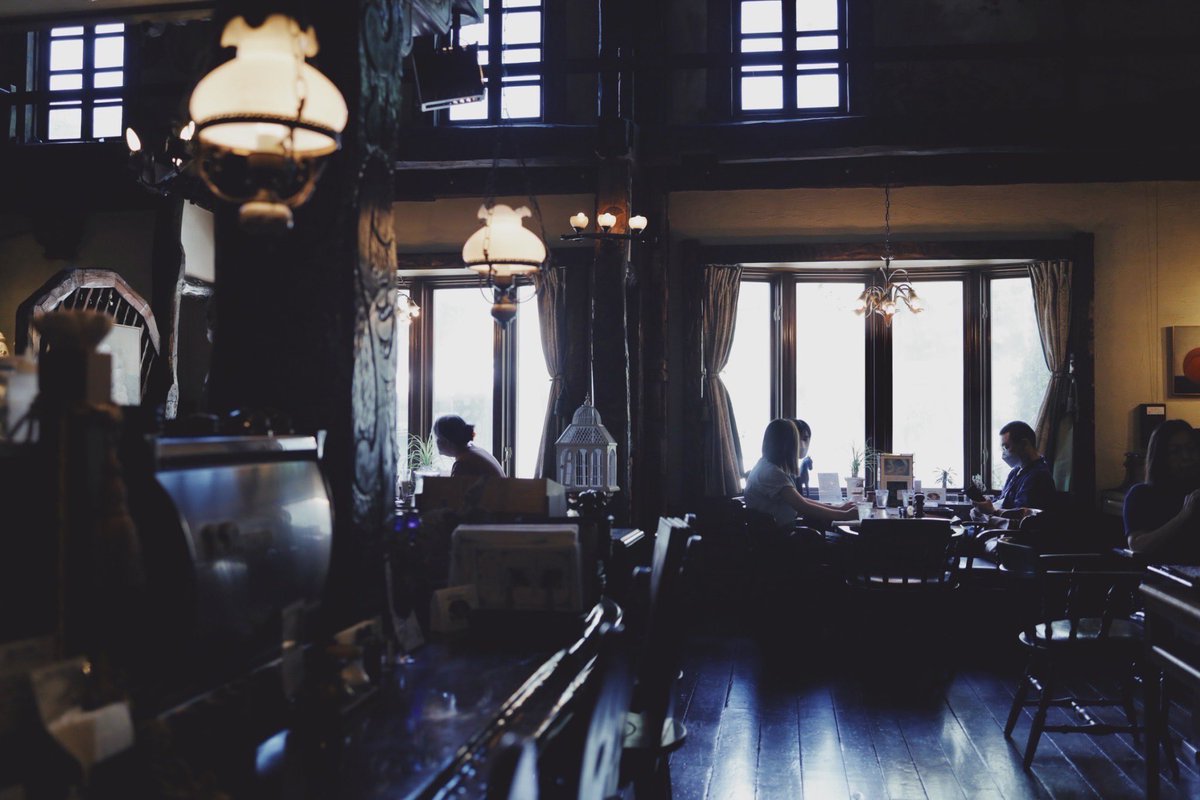 八王子の鑓水にあるパペルブルグは中世南ドイツの騎士の館をモチーフに建てられたコーヒー専門店。店内の怪しげな雰囲気と美しいデザートはまるで異世界に迷い込んだようです。