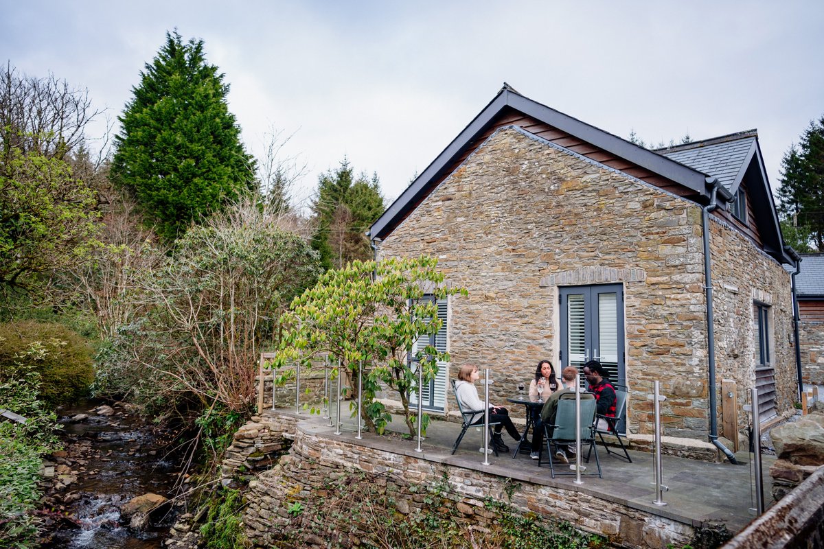 Escape the everyday and dive into cosy here in the Dramatic Heart of Wales.

Whether it’s a spontaneous two-night getaway or that overdue treat you’ve been promising yourself - now’s your moment.

-

Dihangwch o fywyd bob dydd i fwynhau bod yn glyd yma yng Nghalon Ddramatig