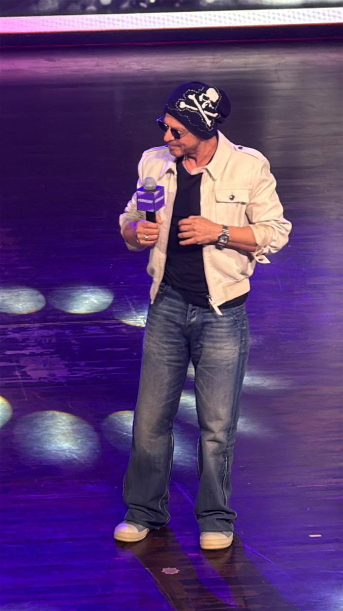 SRKCHENNAIFC's tweet photo. The King himself meeting all of us on #SRKDay! What a dream come true! ❤️🙌

#King #ShahRukhKhan @iamsrk #HappyBirthdaySRK https://t.co/GkADiXJgF6