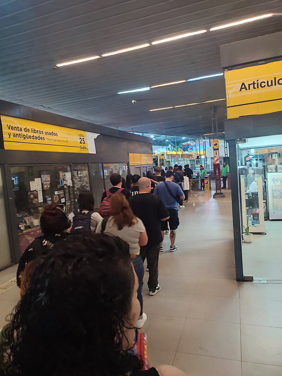 alegonzamaa's tweet photo. Otra vez estación virreyes solo funciona un molinete!! 🤦 #subte https://t.co/0NXg4twm98