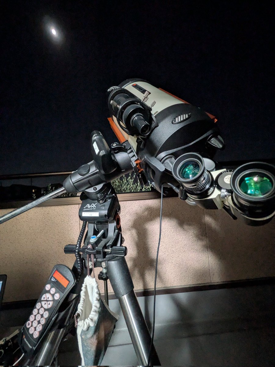 今日は快晴。
月も綺麗でしたので、双眼装置で月をみてみました☺
両目で見ると立体感があり、迫力出ますね

#月　#月観測