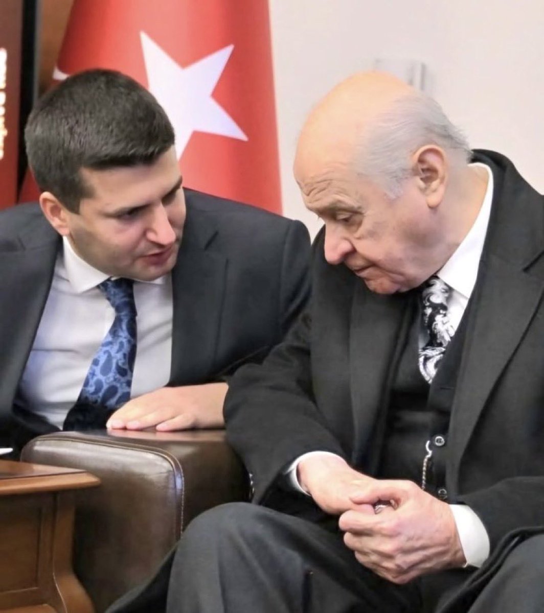 Bilge liderdir…
Türkmen beyidir…
Adı gibi;
Devlettir…
Bütün ülkücüler onun evladıdır…
Onlardan biride yiğit evladı Ülkü Ocakları Genel Başkanı Ahmet Yıldırım’dır…🇹🇷