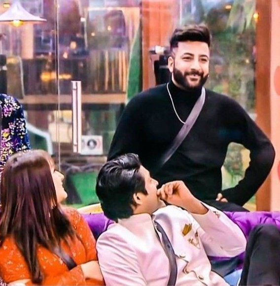 Biku_SidNaaz's tweet image. Baaz has a different feeling nd love for Sidharth...nd that&apos;s fine with him .....bcoz afterall they all r family...which anyone else will never understand nor they have any right to question his love ... No one can ever break #SidNaazBaaz bond.

#ShehbazBadesha 
#SidharthShukla