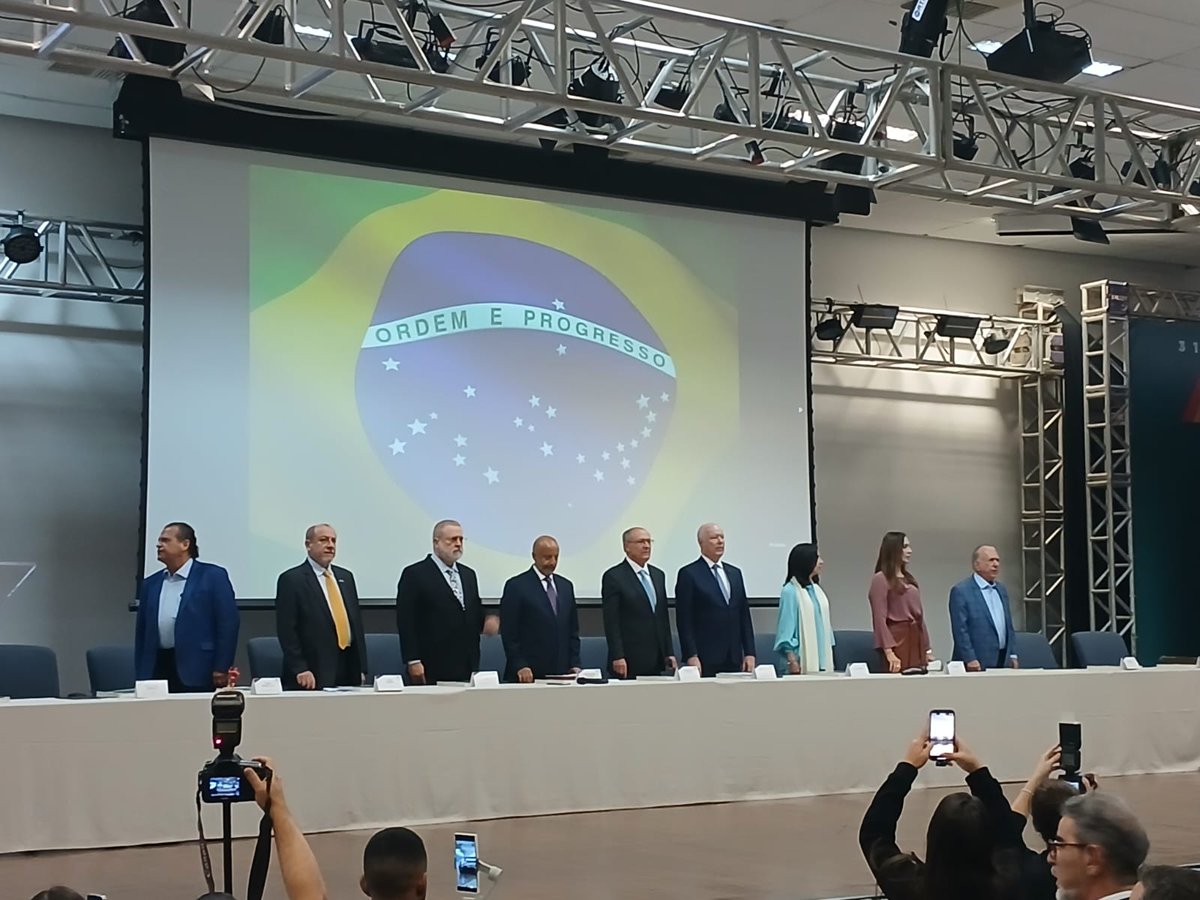 Hoy la Cónsul General <a href="/cvelasco18/">Claudia Velasco</a> saludó al Vicepresidente de Brasil <a href="/geraldoalckmin/">Geraldo Alckmin 🇧🇷</a> al margen del 7o Foro de Desarrollo de Sao Paulo en la ciudad de Itú.

En declaraciones ante la prensa, el Vicepresidente destacó los resultados de su reciente viaje a México.

#FOPA2025