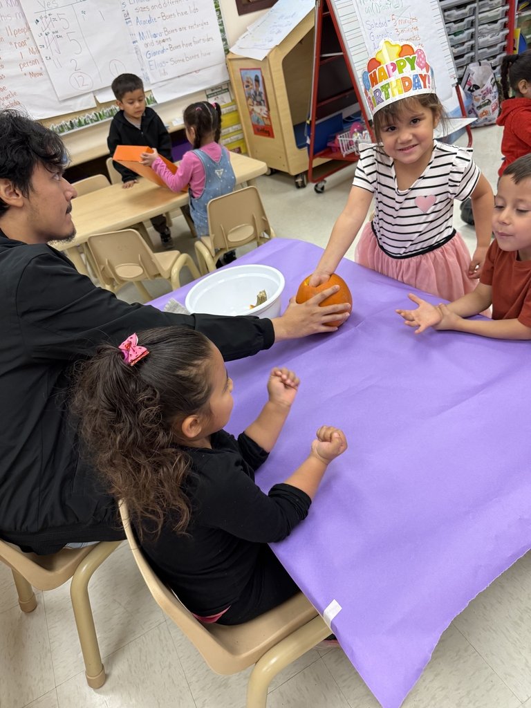 swisd_hcsa's tweet image. Mrs.Cordaway&apos;s Pre-K class exploring pumpkins, counting and sorting seeds!#SWISDHEROS #RootedHiddenCove #RootedSWISD