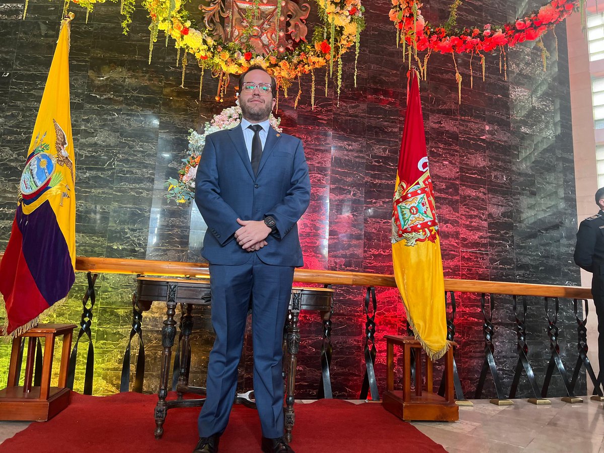 #GuardiaCiudadana con su personal de protocolo cuidan del #OrdenControlSeguridad en la Sesión Solemne por los 205 años de Independencia de #Cuenca