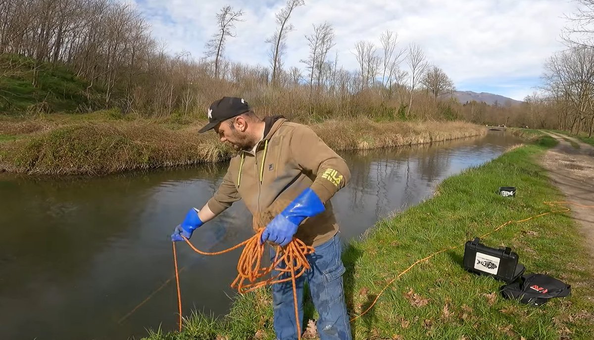 WalkingTrek's tweet photo. Sono tornato a fare MAGNET FISHING in un canale artificiale, convinto di trovare chissà quali tesori nascosti sul fondo... ma la realtà è stata ben diversa! 😅
#magnetfishing https://t.co/FNW4KPDPfp