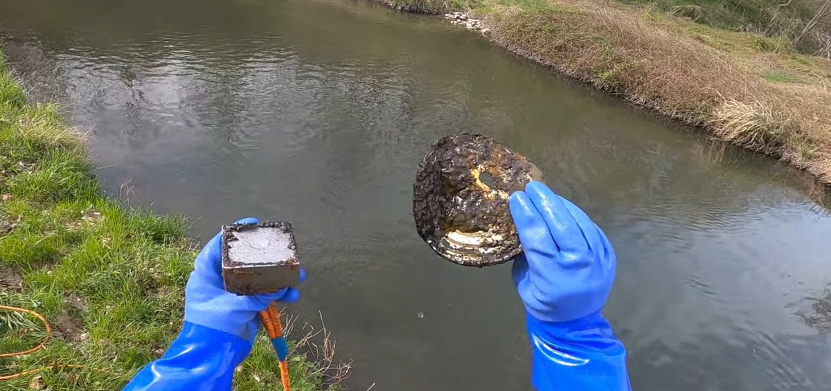 WalkingTrek's tweet photo. Sono tornato a fare MAGNET FISHING in un canale artificiale, convinto di trovare chissà quali tesori nascosti sul fondo... ma la realtà è stata ben diversa! 😅
#magnetfishing https://t.co/FNW4KPDPfp