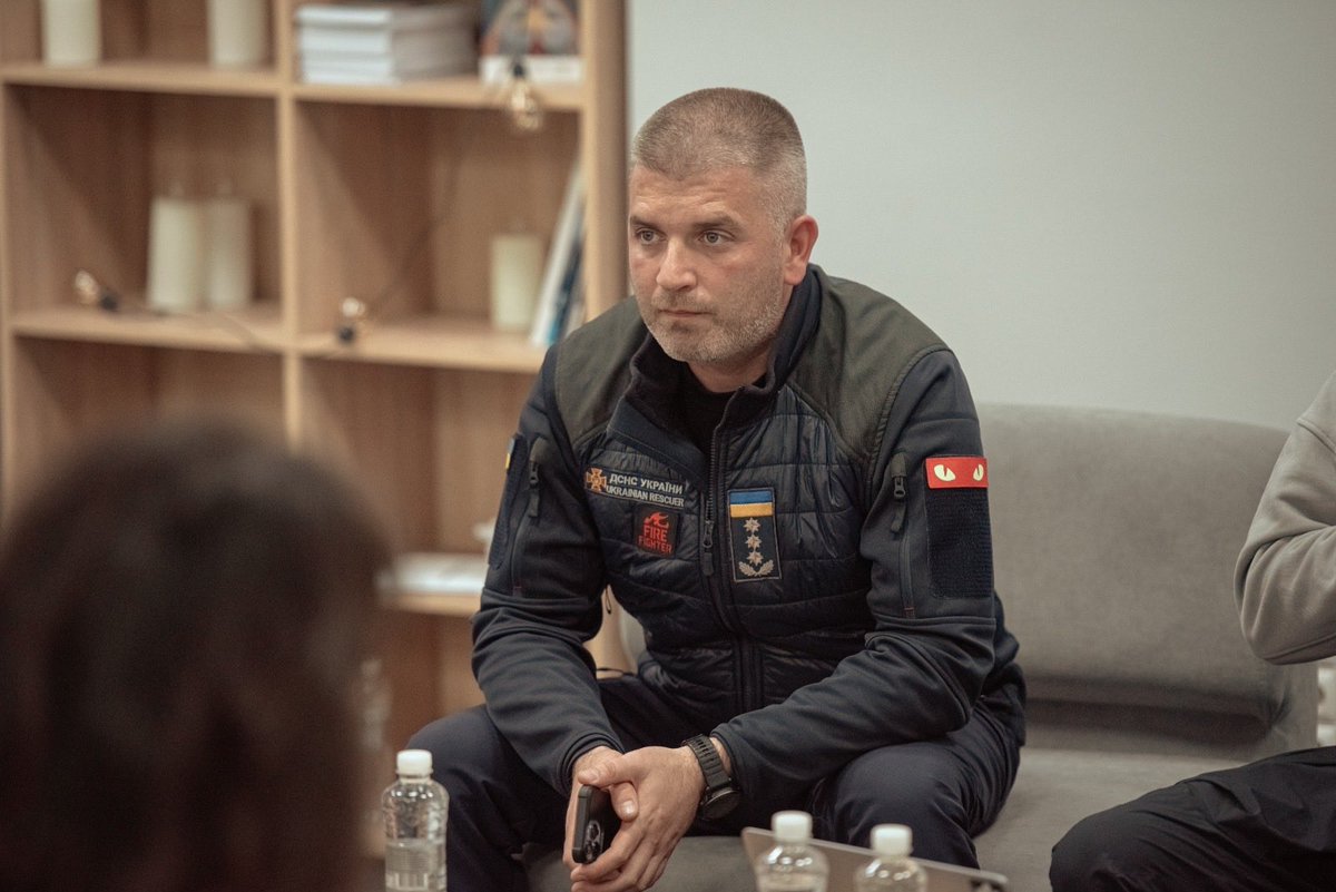 kyivmva's tweet photo. Участь волонтерів, благодійних фондів і неурядових організацій у ліквідації наслідків ворожих атак залишається важливою складовою спільної роботи, яка допомагає Києву долати наслідки російської агресії.

Напередодні Київська міська військова адміністрація презентувала Алгоритм взаємодії з громадським сектором при подоланні наслідків надзвичайних ситуацій.
Документ систематизує порядок дій державних служб, благодійних фондів та волонтерських організацій під час ліквідації наслідків ракетних і дронових ударів по столиці.

Алгоритм розроблено за участі КМВА, районних державних адміністрацій, ДСНС, Національної поліції та провідних громадських організацій, які мають багаторічний ��освід екстреного реагування на надзвичайні ситуації.

«Чітка логіка дій особливо важлива, коли за одну ніч виникають десятки локацій, де потрібно допомогти людям. Необхідна якісна взаємодія, уникнення дублювання та ефективний розподіл ресурсів», — наголосив під час обговорення заступник начальника КМВА Ігор Рева.

Відтепер кожен інцидент отримає власний ідентифікатор і рівень пріоритетності. За кожною локацією буде закріплено координатора, а організації отримають чітко визначені зони відповідальності для оперативного реагування.

Для цього ст��орені та розвиваються внутрішні офіційні канали комунікації між усіма залученими сторонами.

Київська міська військова адміністрація забезпечує постійну координацію, зворотний зв’язок і підтримку участі волонтерів та фондів у цій системі.

Спільна робота державних структур і громадянського суспільства є запорукою стійкості столиці у протистоянні ворогу.