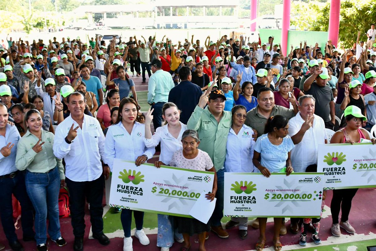 El Gobernador <a href="/RGC_Mx/">Ricardo Gallardo Cardona 🇲🇽</a> encabezó en Matlapa la entrega de apoyos económicos y en especie del programa #FuerzaHuasteca, en respaldo a las familias afectadas por las lluvias.
Lo acompañó el titular de la SEGE, Juan Carlos Torres Cedillo.