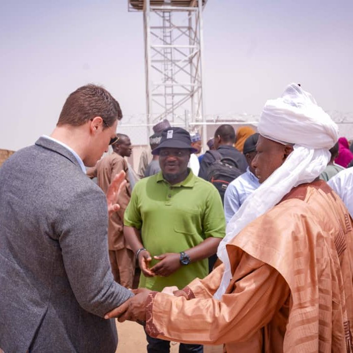 In Katsina, UN Volunteer with <a href="/UNDPNigeria/">UNDP Nigeria</a> Dennis Bwala doesn’t impose solutions, he listens, learns &amp; builds trust!
By engaging with partners and local leaders, he helps rebuild understanding and nurture peace across northern Nigeria.
Read 👉unv.org/Success-storie…