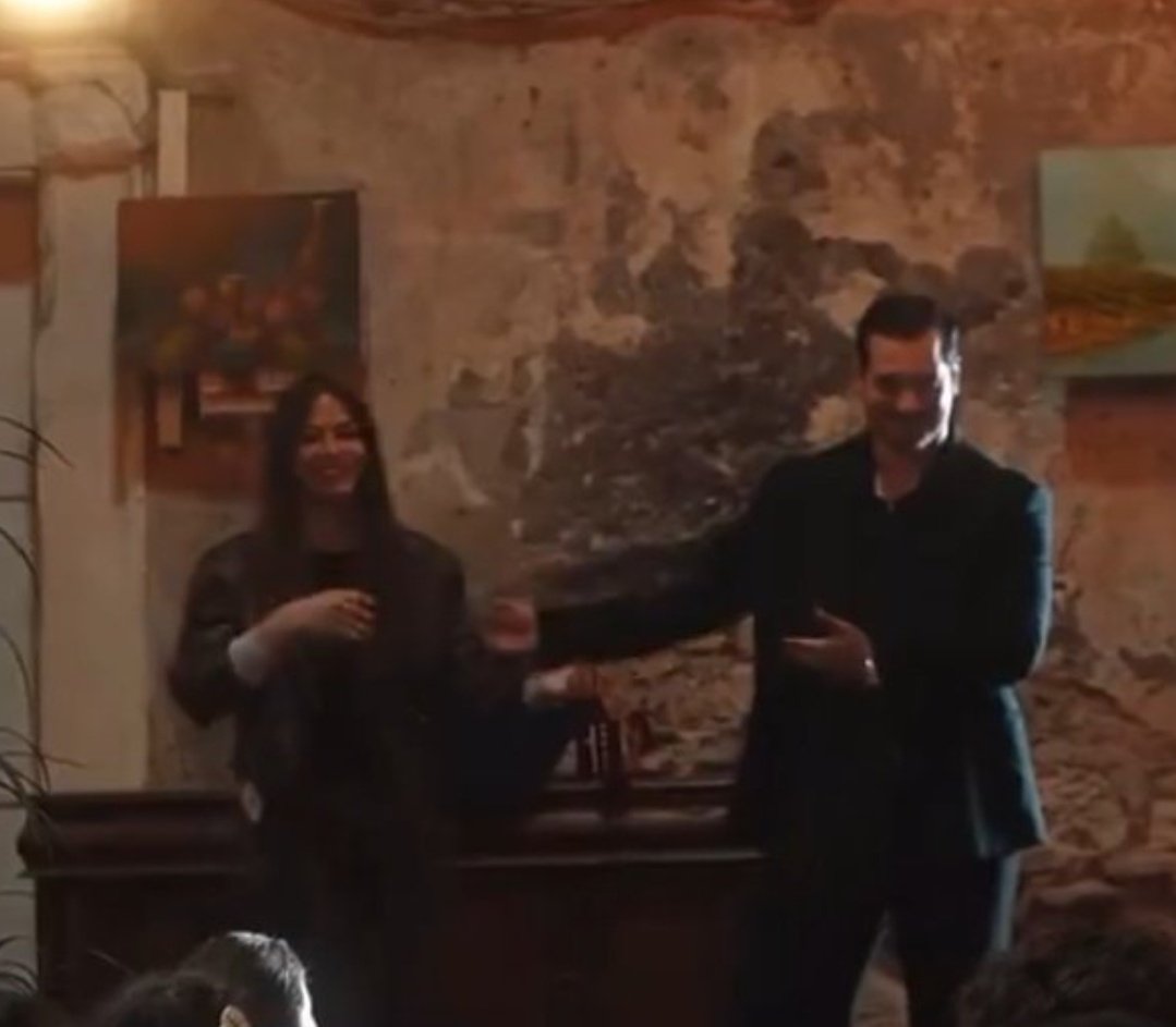 ما تهمني كثير علاقتهم برا المسلسل لأنو الي يهمني الكيسمتري على الكاميرا  
ما بحسهم قراب و لا أصدقاء لأنو الاثنين مو جو بعض بس الاكيد في احترام انعكس على صورة الايشسان و الي خلى المسلسل ينجح 
و ابدا مو مجبورين انهم they fake it حتى نقول wow صحبة لأنو واضح زمالة عمل بوكدر