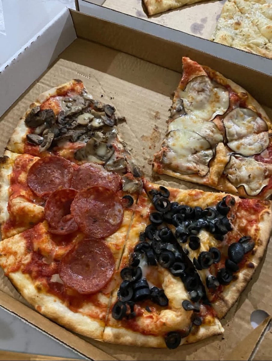 SimplyyyyJess's tweet photo. Love at first bite 🤤 https://t.co/GhTVD4DQES