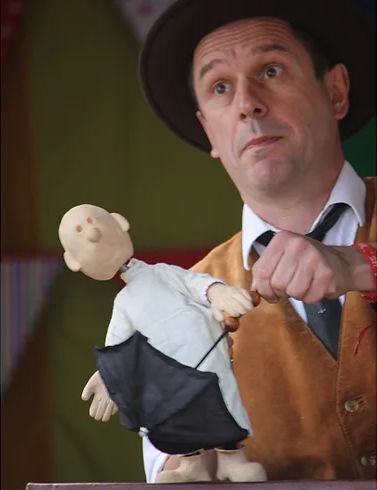 maskandpuppet's tweet photo. Don't miss this weekends delightful and funny interactive show: https://t.co/TYiolAdjH5  Bob's ready for the Glasgow rain under his umbrella world :) @WhatsOnGlasgow @WhatsOnNetwork @westendermag @westendlife @whatsonforkids @WhatsOn4KidsLux @glasgowlife https://t.co/ue65EBKtcU