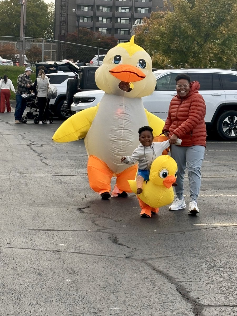 North St just had a spook-tacular evening of family fun with their Trunk-or-Treat event. From wizards, and fairies, to giant yellow ducks, families and students went from van to sedan, filling their candy baskets to the brim! 🐥🍬🚗

#trunkortreat #halloweenvibes