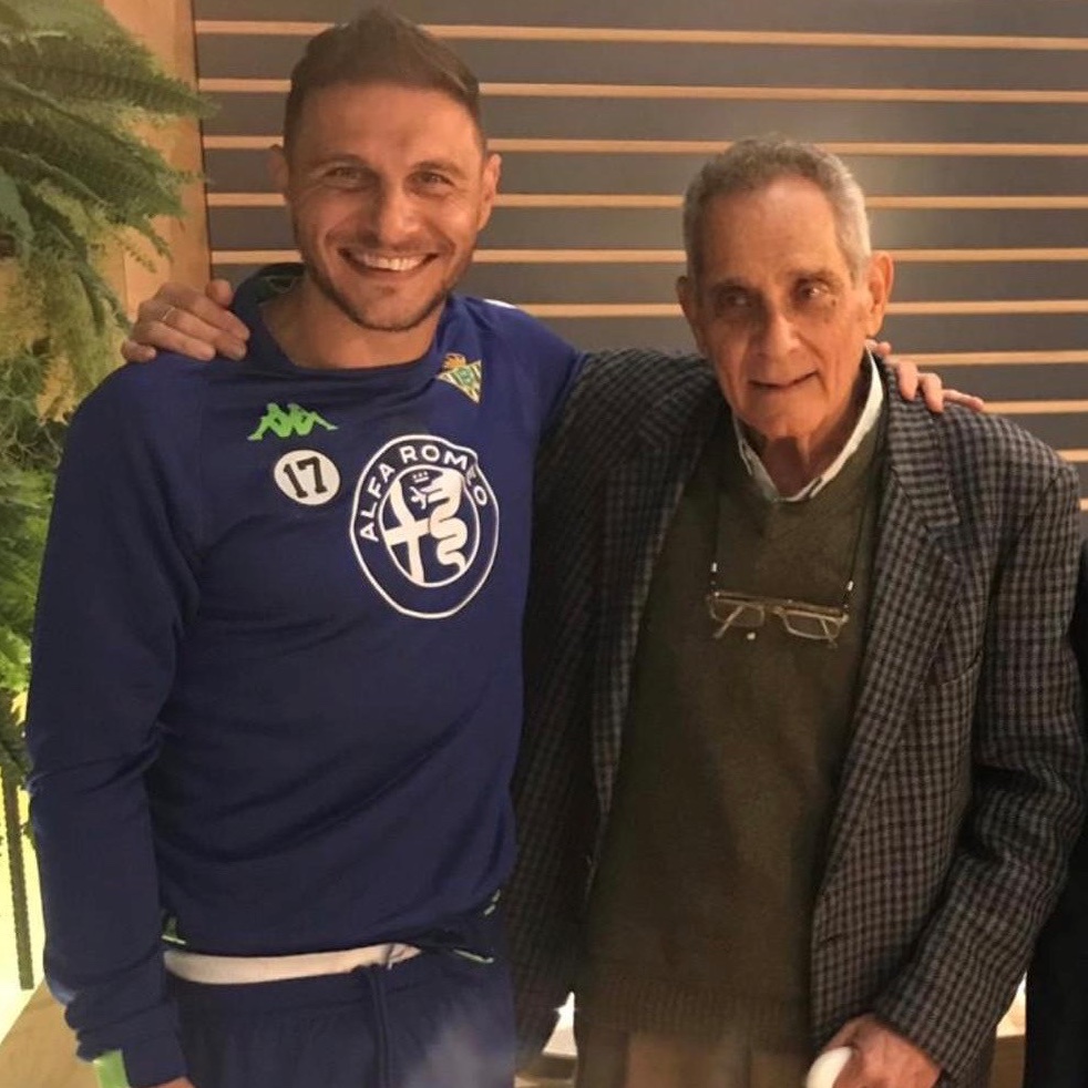 El #RealBetis muestra su máximo pesar por el fallecimiento de don José Antonio García Espejo, directivo en los años 60 y 70, socio número 16 de nuestra entidad y un ejemplo de lealtad a los colores verdiblancos. 

Descanse en paz.