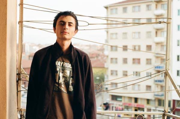 Şiir!'in de dediği gibi;

"Popüler olanı değil, özeli seçtik
Bu yüzden ötekileştik"