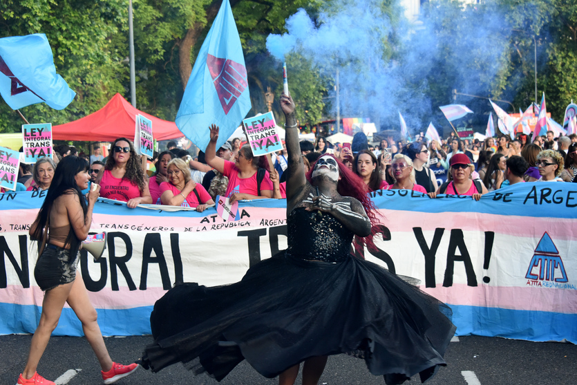 CABA: 34º Marcha del Orgullo LGBTIQ+

Con la consigna “Frente al odio y la violencia: Más orgullo y unidad” entre muchas otras, una enorme multitud recorrió las calles porteñas en una jornada que fue protesta y fiesta.

argentina.indymedia.org/2025/11/03/cab…