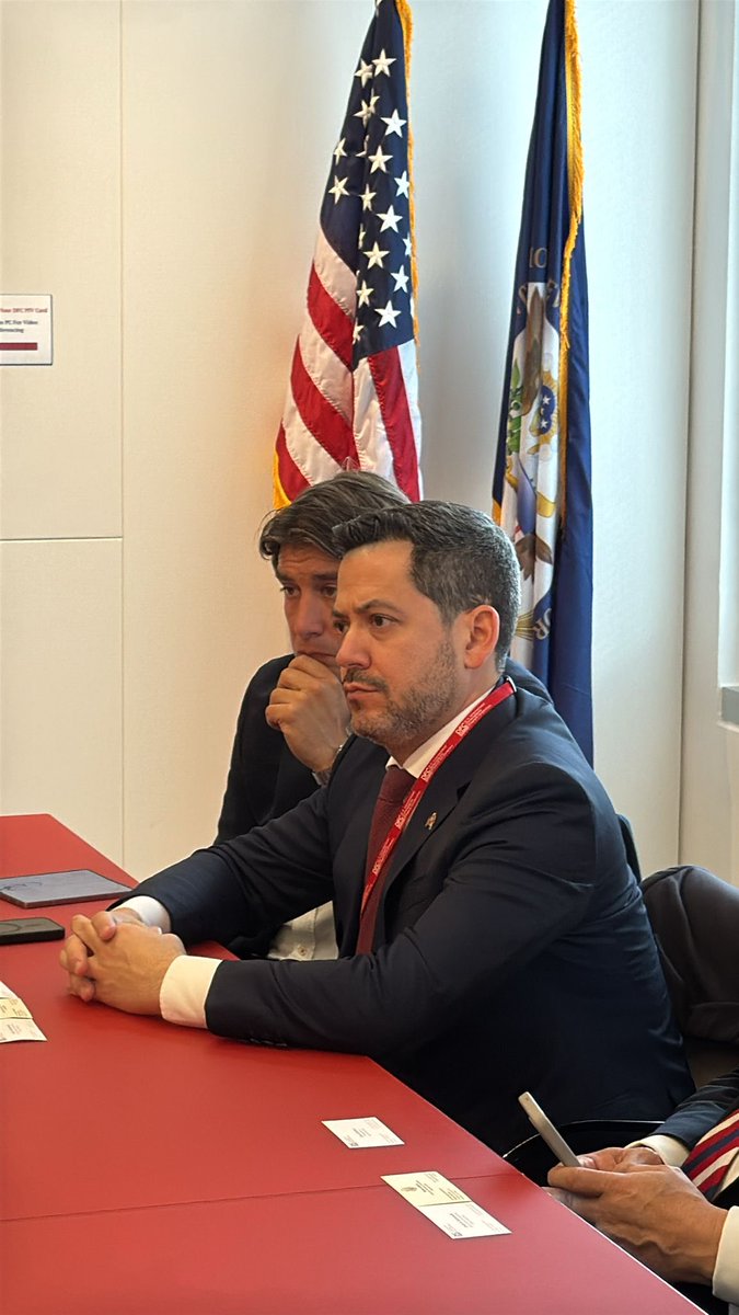 Impulsando las inversiones en nuestro país, mantuvimos una reunión con la Corporación Financiera de Desarrollo Internacional de los Estados Unidos con una cartera de inversiones de 12 billones de dólares en América Latina, empresarios paraguayos y el embajador <a href="/Gustavoleitepy/">Gustavo Leite</a> en