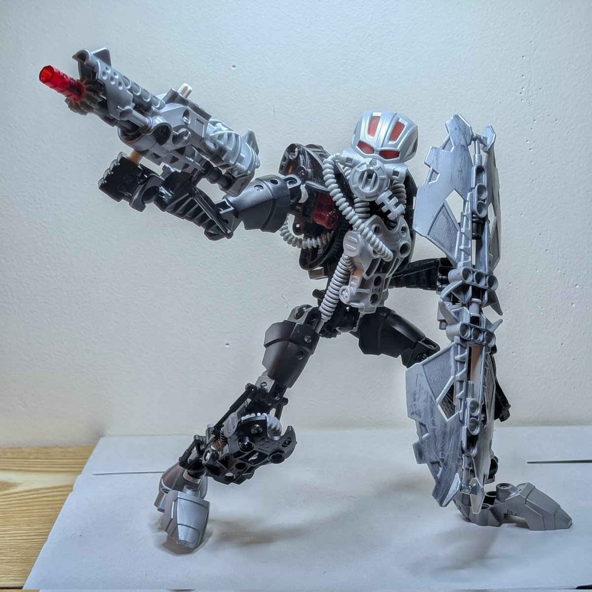 Es tiempo de Nuparu

My Krakua moc died for this
Also red mahri visor. We never got them listed in our shop before we went on hiatus.

#bionicle #lego #robot