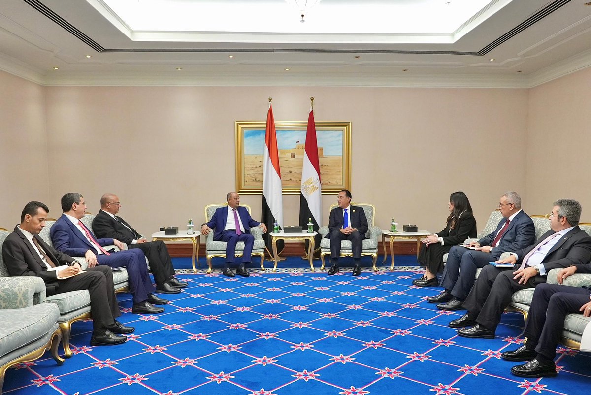 SalimBinBuriek's tweet photo. العلاقات اليمنية–المصرية ليست مجرد تعاون ثنائي، بل شراكة راسخة في التاريخ والمصير المشترك.. بحثت اليوم مع أخي رئيس الوزراء د/مصطفى مدبولي، على هامش القمة العالمية الثانية للتنمية الاجتماعية في الدوحة، تعزيز هذا التعاون في مختلف المجالات، وتبادلنا الرؤى حول عدد من القضايا..تقديري الكبير لموقف مصر الداعم لليمن وحكومته الشرعية.. مصر كانت وستظل عمق اليمن الاستراتيجي وركنها الأصيل في منظومة الأمن العربي.🇾🇪 🇪🇬