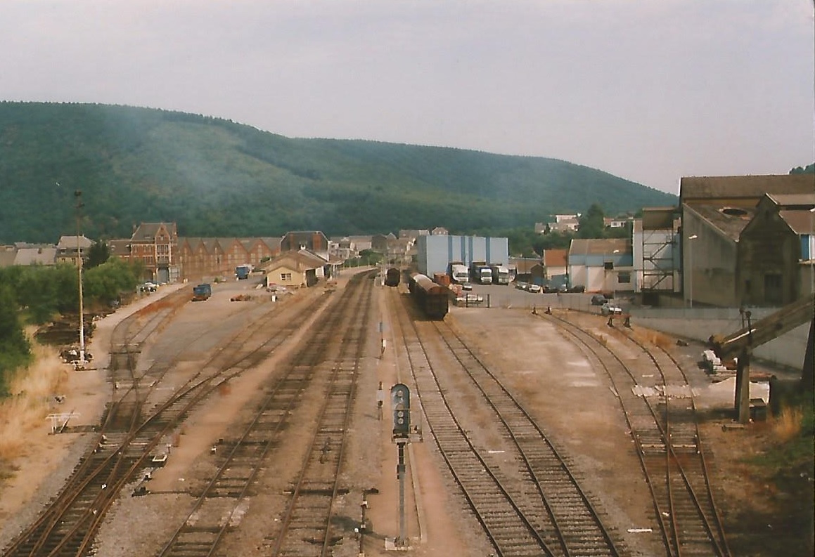Vue d'ensemble de la gare de Revin en 2001