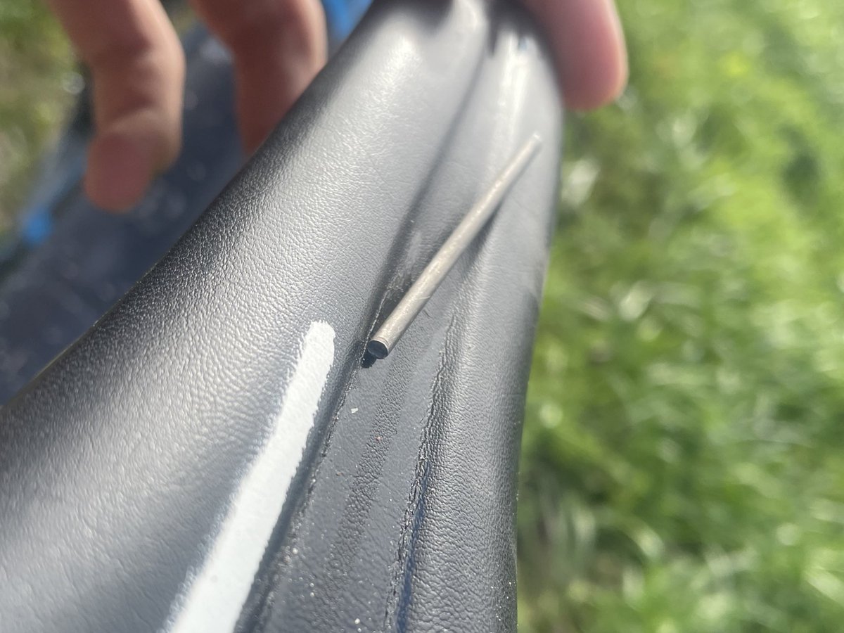 パンクしたけどStans のrace sealantのおかげで一瞬で止まった。8月に入れたけど乾いてなくて良かった。