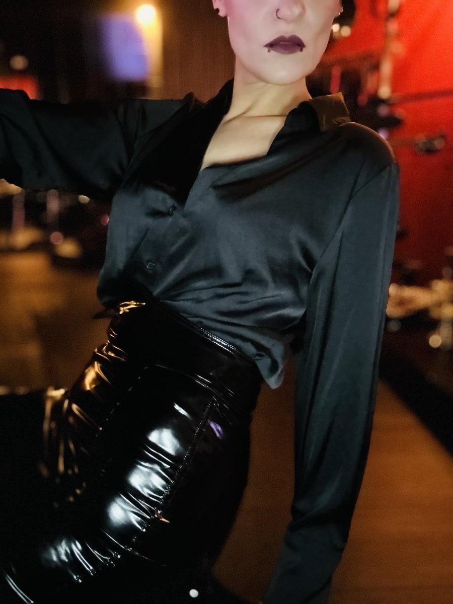 Ich bin keine Fantasie.
Ich bin die Erinnerung, die dich nachts wach hält.

<a href="/MabellaStudio/">BDSM Studio Mabella</a> 

#LillyNocturnal #Dominance #DarkFeminine #BDSM #Lack #Leder #Mettmann