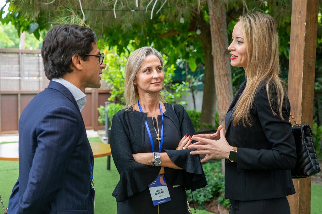SentiBernabeu's tweet image. Un año más, celebramos el Almuerzo Relacional de @circuloalicante junto a nuestros asociados.

Una cita para fortalecer lazos, compartir inquietudes y crear sinergias que impulsen el futuro empresarial de nuestra tierra. 

📸Fotogalería: flickr.com/photos/1970372…

#ElCírculo