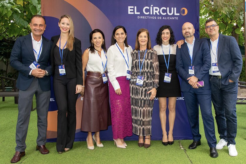 SentiBernabeu's tweet image. Un año más, celebramos el Almuerzo Relacional de @circuloalicante junto a nuestros asociados.

Una cita para fortalecer lazos, compartir inquietudes y crear sinergias que impulsen el futuro empresarial de nuestra tierra. 

📸Fotogalería: flickr.com/photos/1970372…

#ElCírculo