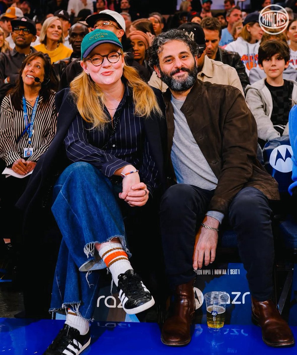 📸 | Sarah Snook and Arian Moayed at the Knicks game