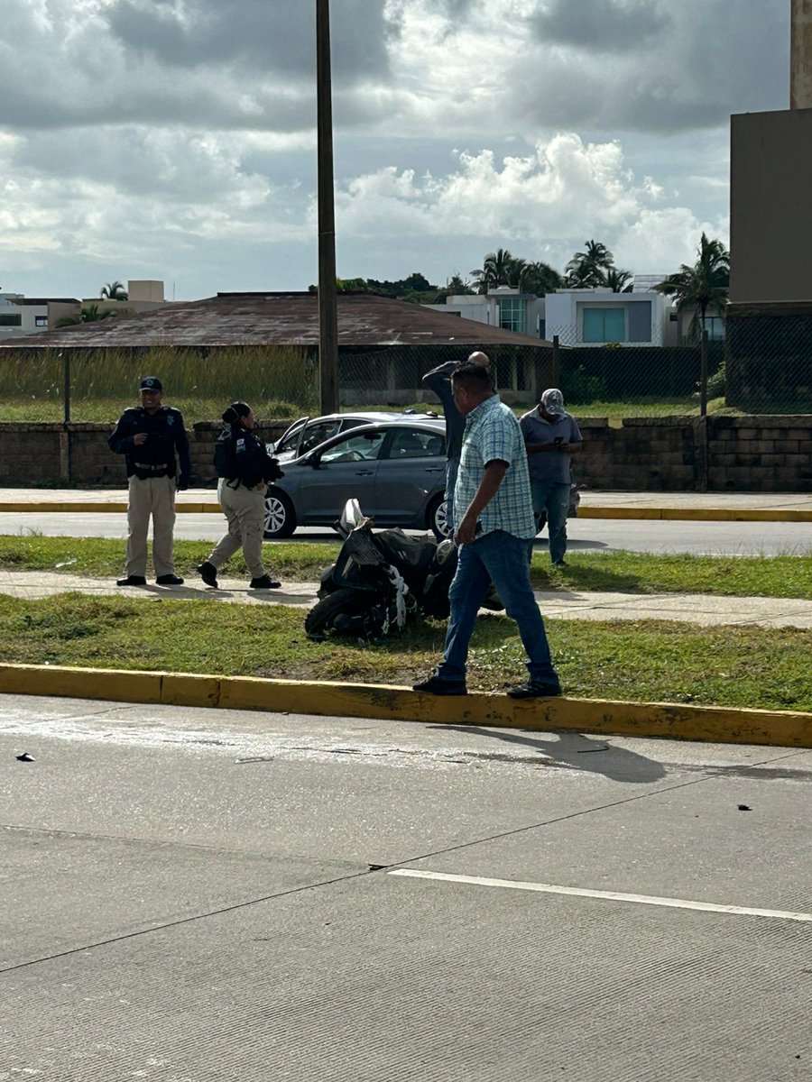 ForoCoatza's tweet image. Policía del #IPAX resulta lesionada en accidente vial sobre el malecón costero de #Coatzacoalcos  #Veracruz 
forocoatza.com/noticias-local…