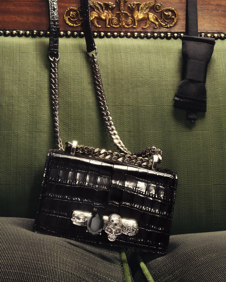 The McQueen Holiday edit for the Spring Summer 2026 Pre-collection – sculptural refinement. ​

The Jewelled Satchel with striking metal embellishments and rich, opulent textures.   ​

Discover more: on.alexandermcqueen.com/PreSS26/Holida…