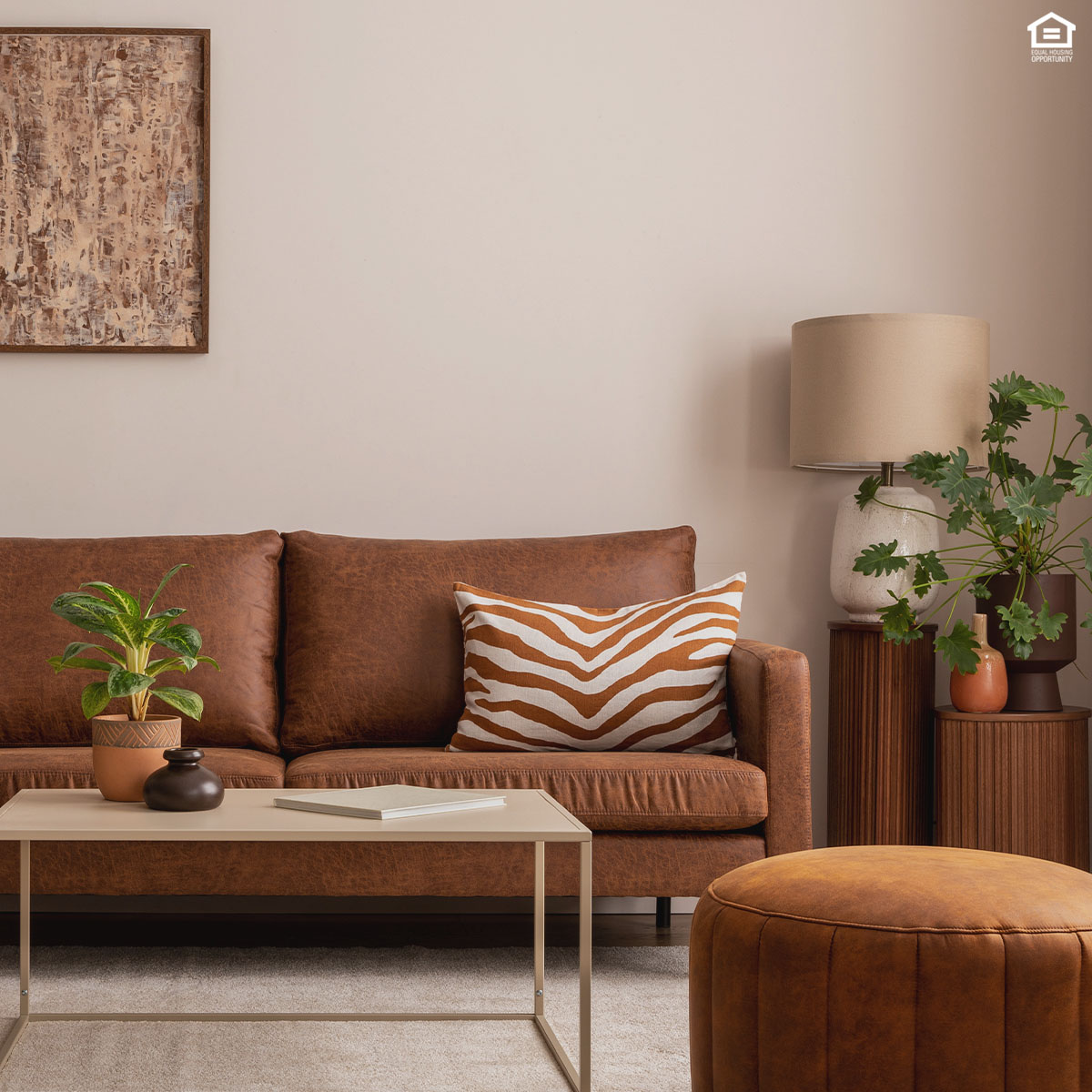 PointOWoodsofMS's tweet image. 𝗠𝗮𝘅𝗶𝗺𝗶𝘇𝗲 𝗬𝗼𝘂𝗿 𝗦𝗽𝗮𝗰𝗲: Cozy up your living room this fall with a suede couch and animal print accents. A minimalist table completes the look, creating an inviting space perfect for autumn lounging. 🍁🛋️