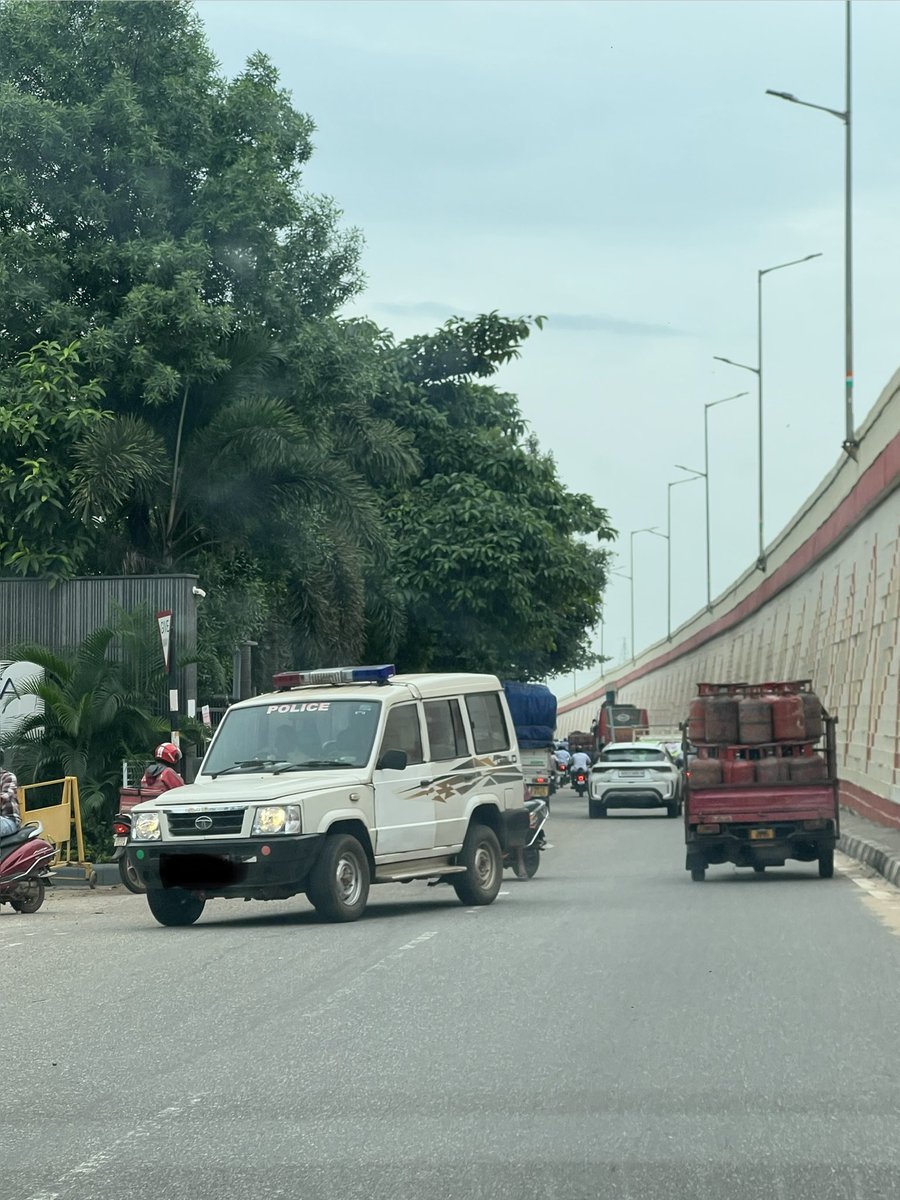 Forget about common ppl, even the police are setting the standards high by driving on the wrong side.