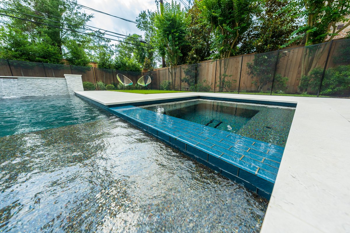 PlatinumPools's tweet image. Families thrive in our pool designs crafted for all ages. With family-friendly features, safety measures, and endless fun, your backyard becomes a go-to spot for everyone.

#FamilyFriendlyPools #BackyardFun