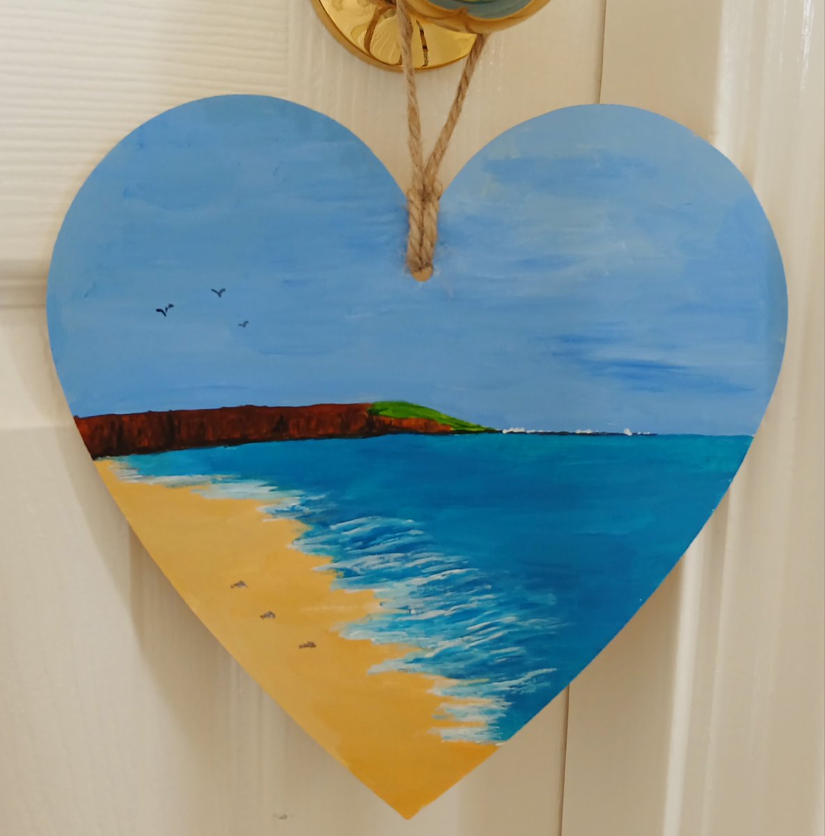 Filey Brigg handpainted wooden hanging heart
crafters.market/listing/filey-…  #filey #woodenheart #christmasgiftideas #yorkshirecoastscenes #fileybrigg #handpaintedwithlove