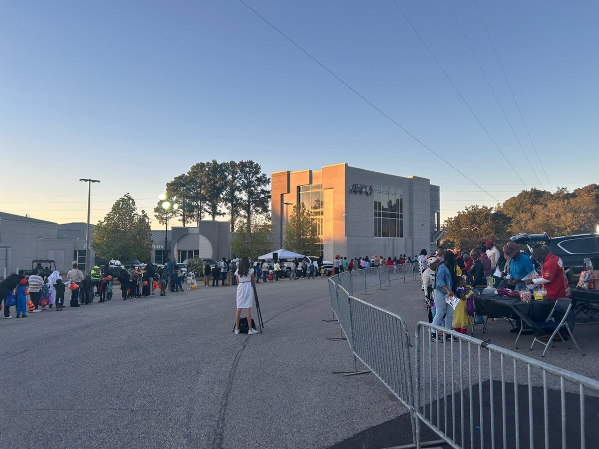 montgcitypandr's tweet image. Here are a few shots of the 2025 Annual Halloween Spooktacular Trunk or Treat put on at Paterson Field by the MSCO Foundation. There were so many kids and families!

Thank you so much to everyone who made this event possible. 

#ourmgm #funinmgm #PatersonField